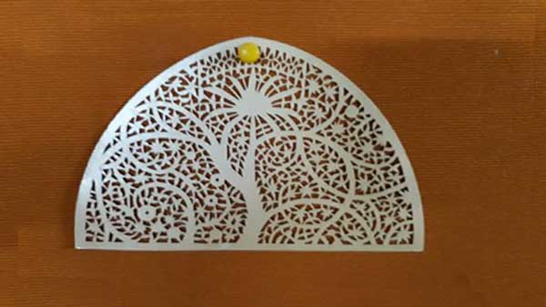 紙張激光鏤空機(jī)是專(zhuān)門(mén)為紙制品工業(yè)研制的新型加工設(shè)備