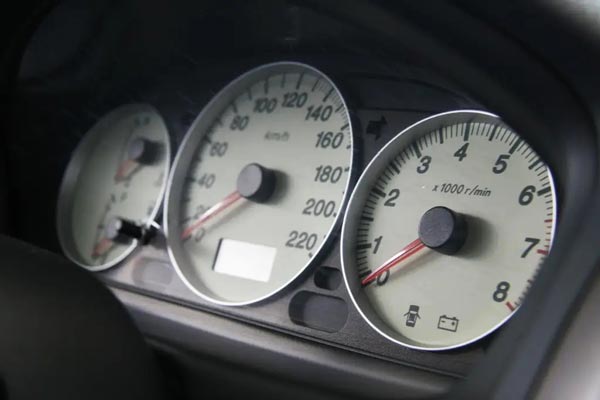 汽車標(biāo)識logo都是如何進(jìn)行打標(biāo)的？答案是用激光打標(biāo)機(jī)！(圖1)