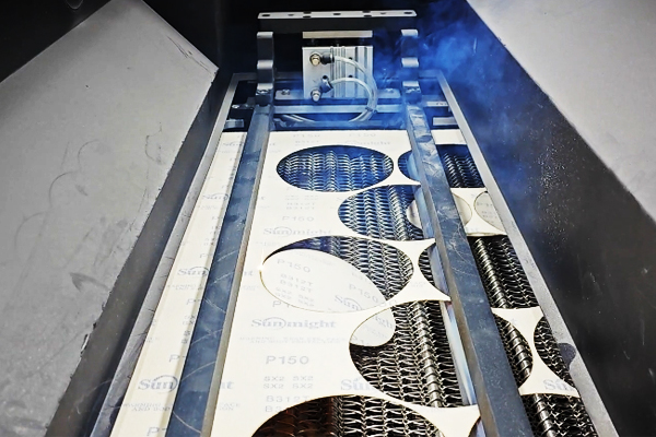 砂紙模切中使用激光模切機的優(yōu)勢分析